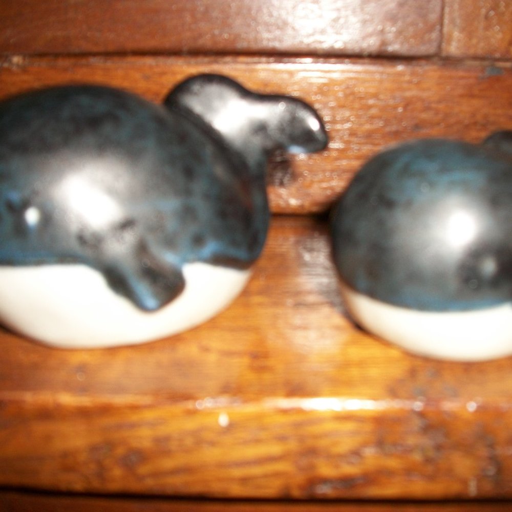 Mama and baby whale figurines